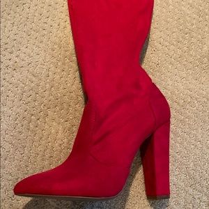 𝑂𝑣𝑒𝑟 𝑇ℎ𝑒 𝐾𝑛𝑒𝑒 𝑅𝑒𝑑 𝐵𝑜𝑜𝑡